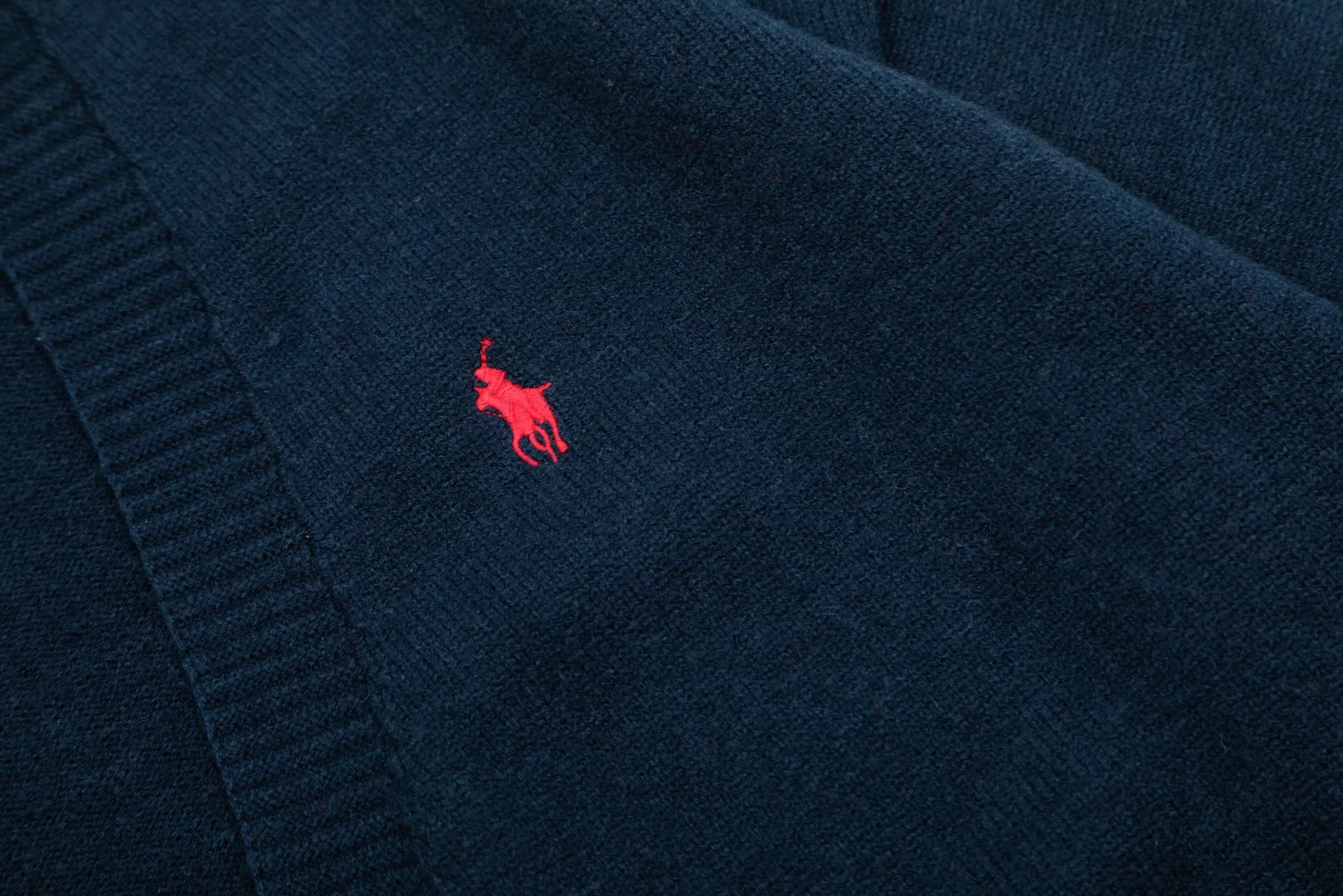 🅿️220 "Top quality" Style number: DS016# [Ralph Lauren V-neck solid color pony embroidered logo woolen knitted shawl cardigan] ✅Ralph Lauren Lazy‌oversize style basic classic versatile ten-color shawl cardigan ✅Main supplier platform live broadcast Wholesale entity Replenishment when out of stock No removal from shelves ✅ZP quality 1:1 version Scan the code to enter the GF website Counter quality ✅Details and quality are the only one in Guangzhou. Light luxury wool. Focus on high-end. Cost-effective. Good quality. Needless to say. ✅Restore the original version. Can wear 190 pounds. Loose, comfortable and stress-free. ✅Loose upper body, oversize and lazy style. Must-have style for goddess ootd. ✅Good-looking clothes are never picky. Recommended for goddess wardrobe. Taro Purple, Light Khaki, Chinese Red, Anchor Red